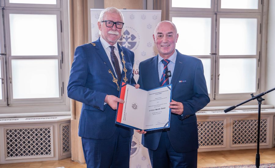 Odborník na fotovoltiku Miroslav Zeman a predseda SAV Pavol Šajgalík počas odovzdávania Medzinárodnej ceny SAV v roku 2024.
