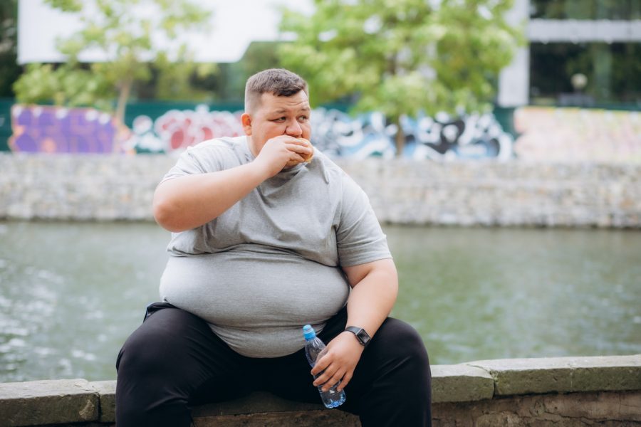 Obézny muž na ulici. Zdroj: iStock/Fenton Roman