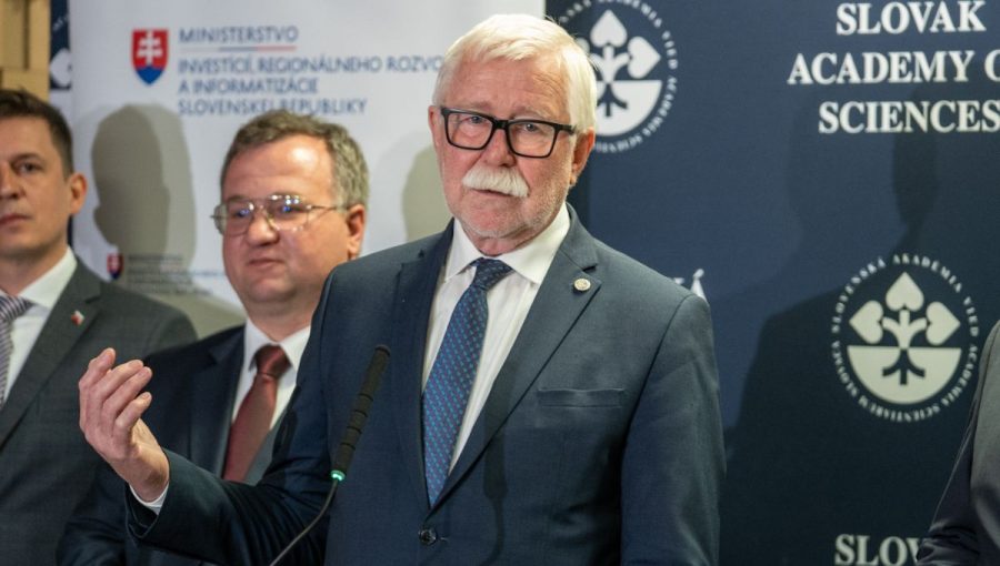 Predseda SAV Pavol Šajgalík počas tlačovej konferencie.