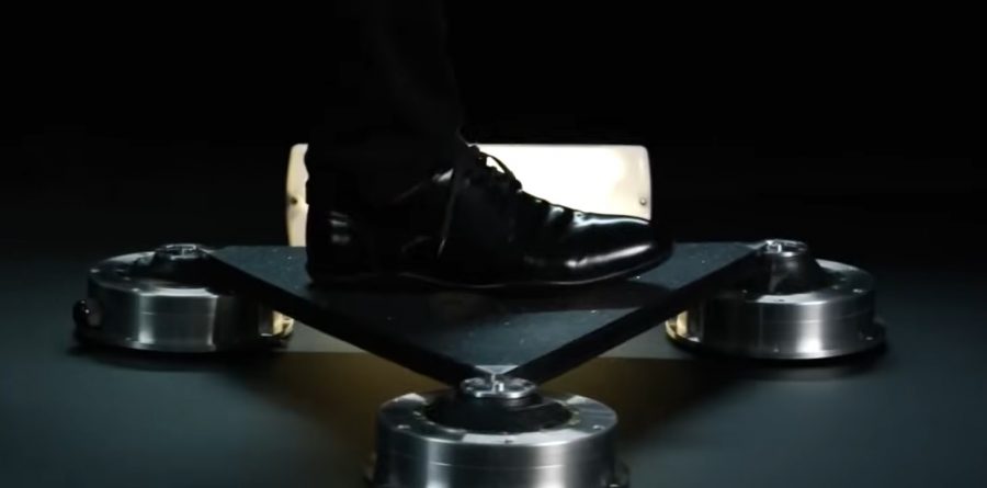 Pohľad na technológiu pod špeciálnou dlaždicou. Zdroj: Youtube/TechCrunch