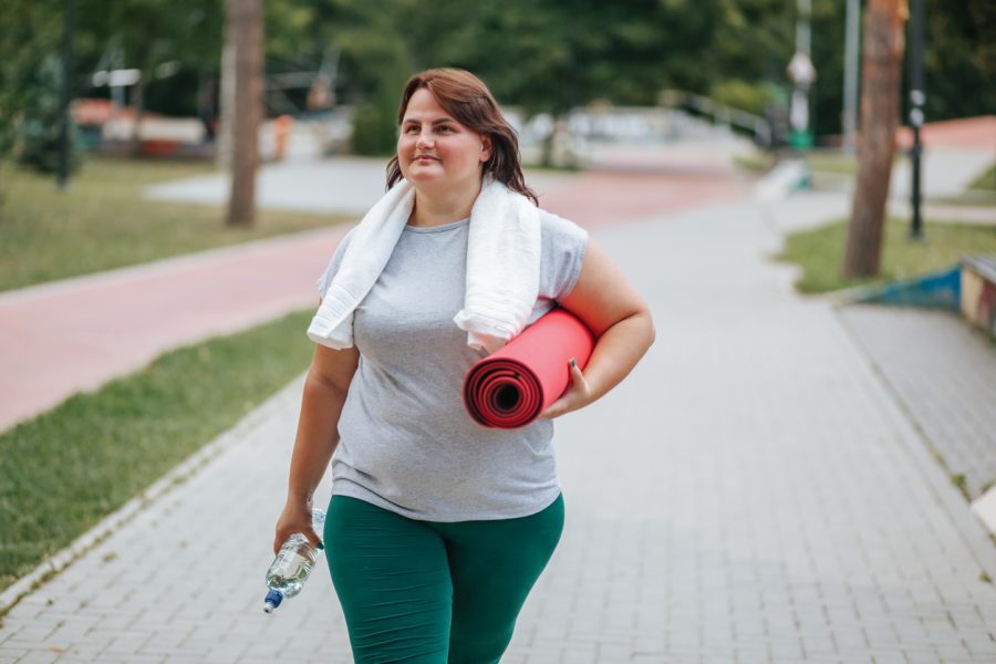 Žena na ceste do posilnovne. Zdroj: iStock/Alexandr Muşuc
