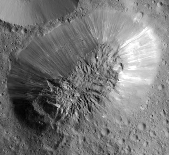 Ahuna Mons pri pohľade z obežnej dráhy trpaslíčej planéty Ceres. Zdroj: NASA
