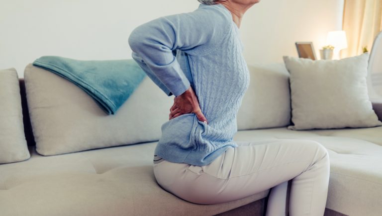 Bolesť chrbta. Zdroj: iStock.com/Jelena Stanojkovic
