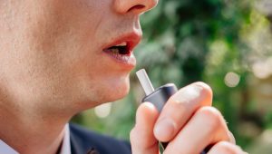 Fajčenie elektronických cigariet. Zdroj: iStock.com/Andrey Sayfutdinov