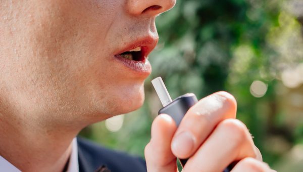 Fajčenie elektronických cigariet. Zdroj: iStock.com/Andrey Sayfutdinov