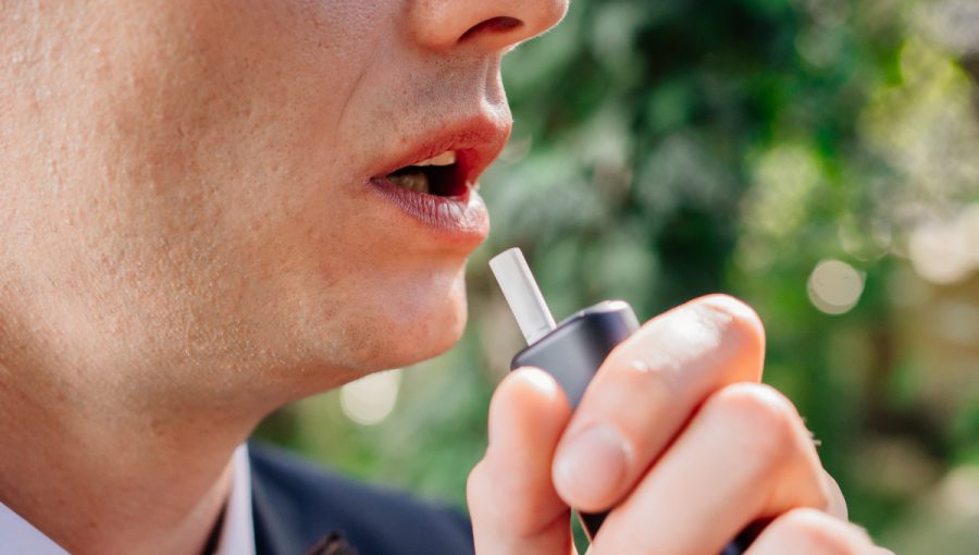 Fajčenie elektronických cigariet. Zdroj: iStock.com/Andrey Sayfutdinov