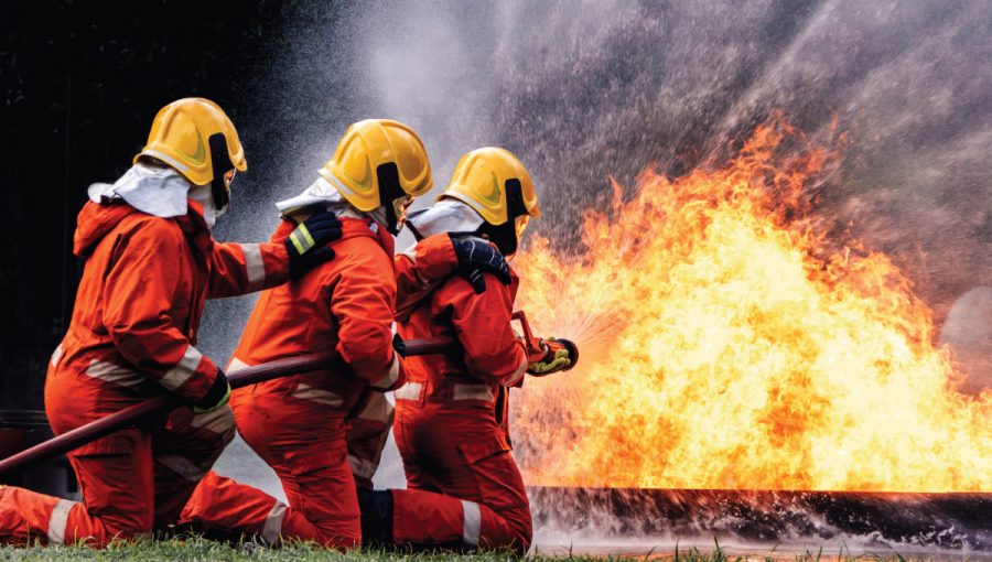 Hasiči hasia požiar. Zdroj: iStock.com/kckate16