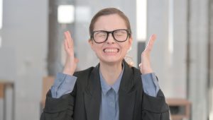 Nahnevaná žena v práci. Zdroj: iStock.com/RollingCamera