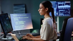 Programátorka. Zdroj: iStock.com/SeventyFour