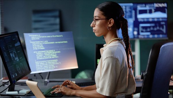 Programátorka. Zdroj: iStock.com/SeventyFour