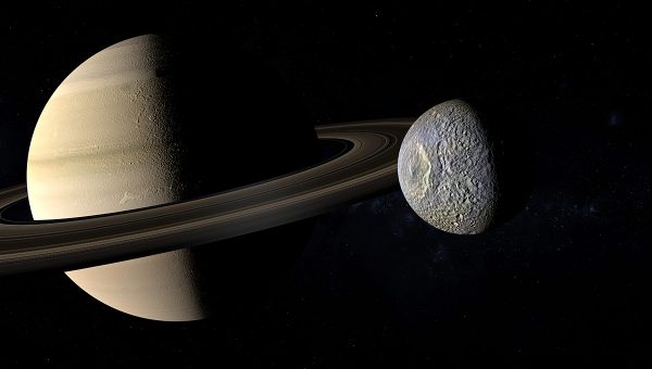 Saturn a jeho satelit, mesiac Mimas. Zdroj: iStock.com/Ianm35
