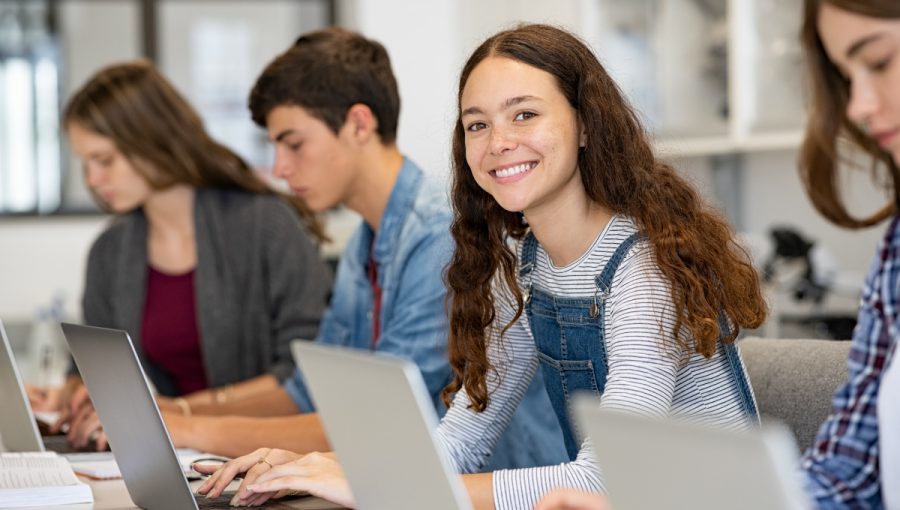 Je dôležité dievčatá povzbudzovať a dodávať im istotu, že aj ony majú na to pracovať v IT. Ilustračný obrázok. Zdroj: iStock.com/Ridofranz