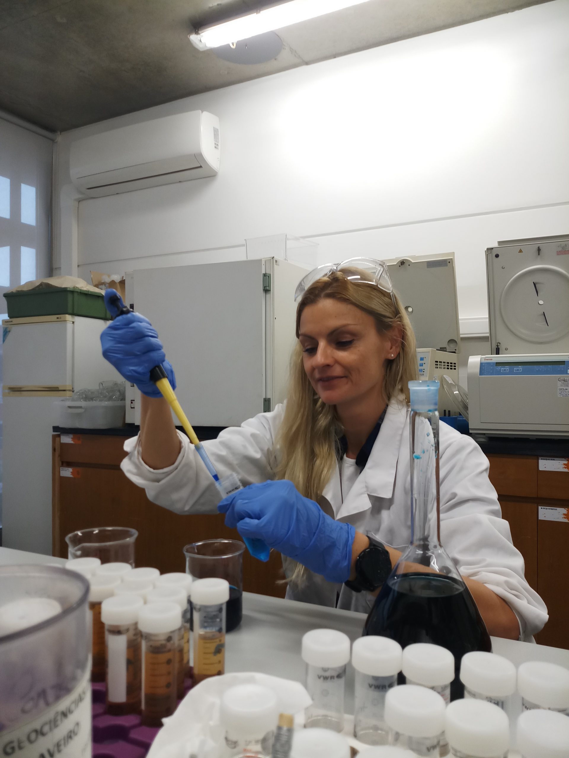 Žena v laboratóriu analyzuje vzorky hornín