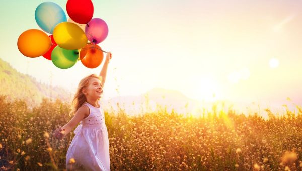 Dievčatko s balónmi. Zdroj: iStock/RomoloTavani