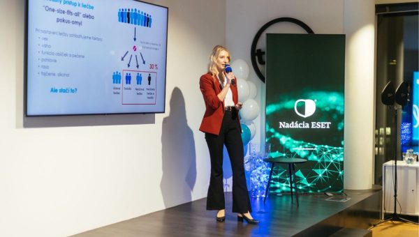 Žena prednáša na súťaži