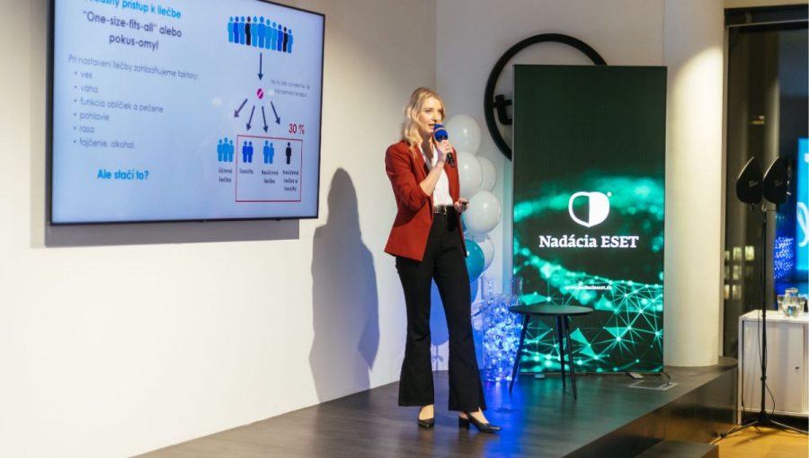 Žena prednáša na súťaži