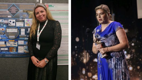 Žena držiaca ocenenie