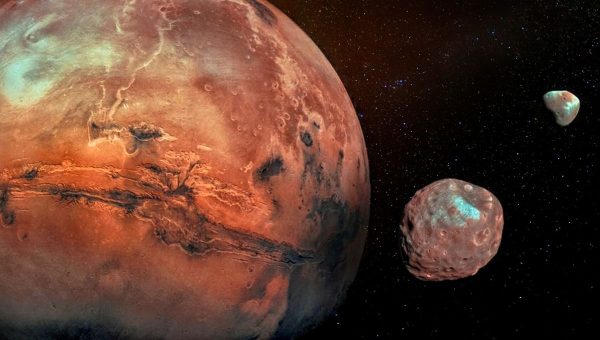 Mars so svojimi mesiacmi Fobos a Deimos.
