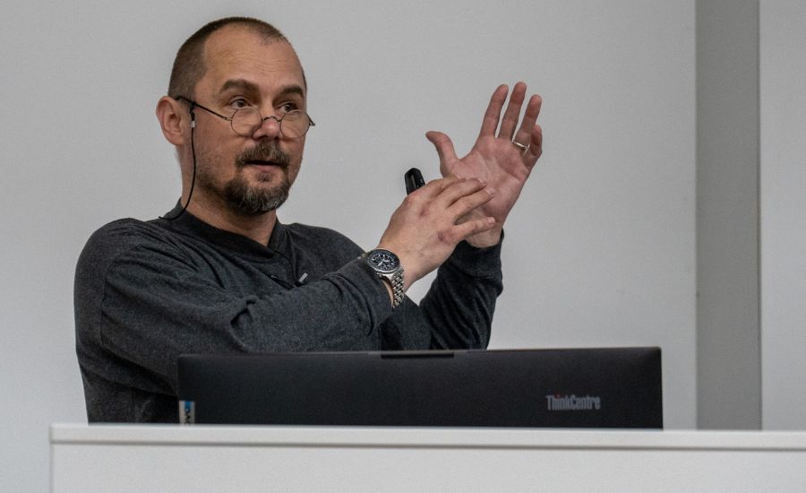 Molekulárny biológ profesor Petr Svoboda z Ústavu molekulárnej genetiky Akadémie vied Českej republiky v Prahe. Vo svojej prednáške priblížil poslucháčom fascinujúci svet mikroRNA a jej úlohu pri regulácii génovej expresie a ochrane DNA počas prednášky o mikroRNA