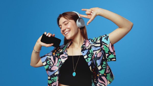 Tancujúce dievča. Zdroj: iStock/Davidovici