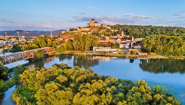 Pohľad na mesto Trenčín. Zdroj: iStock.com/Leonid Andronov
