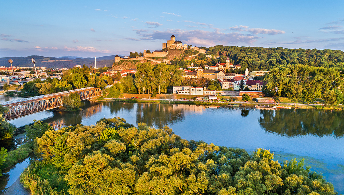 Pohľad na mesto Trenčín. Zdroj: iStock.com/Leonid Andronov