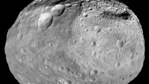 Vesta je druhým najväčším objektom v hlavnom páse asteroidov. Zdroj: Wikimedia/NASA