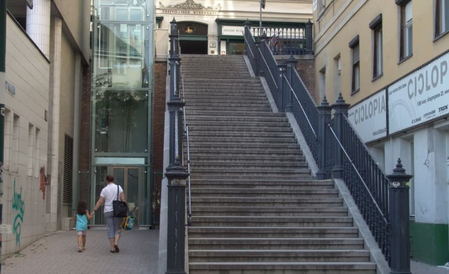 Zmeny, ako napríklad inštalácia tohto výťahu v Mariahilf, pomohli sprístupniť mesto ľuďom s kočíkmi, vozíčkárom a starším.