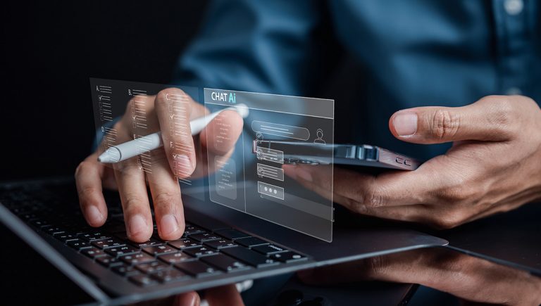 Používanie chatbota. Zdroj: iStock.com/champpixs