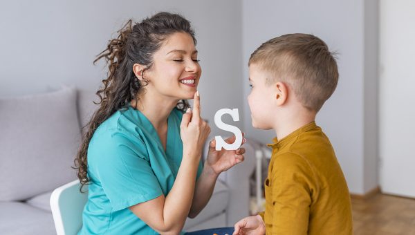 Dieťa u logopédky. Zdroj: iStock.com/dragana991