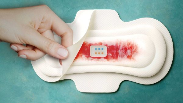 Farebné zmeny na hygienickej vložke sa dajú zistiť okom alebo odfotografovať smartfónom a vyhodnotiť priamo v aplikácii. Prototyp bude mať na testovacom prúžku bodku s kontrolným bodom pre každý biomarker. Obrázok, vytvorený umelou inteligenciou: Lucas Dosnon a Josef Kuster/ETH Zürich.