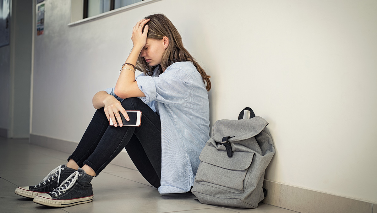 Žena na zemi. Zdroj: iStock.com/Ridofranz