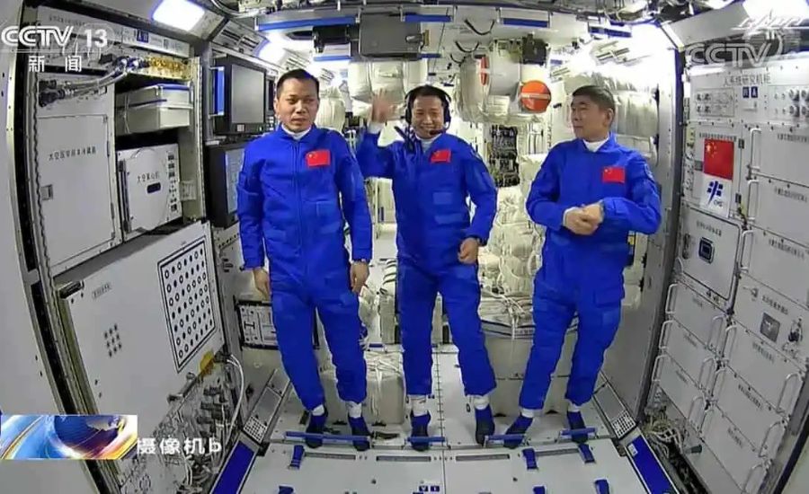Čínski tajkonauti: zľava Tang Hongbo, veliteľ Nie Haisheng a astronaut Liu Boming v hlavnom module Tianhe čínskej vesmírnej stanice.