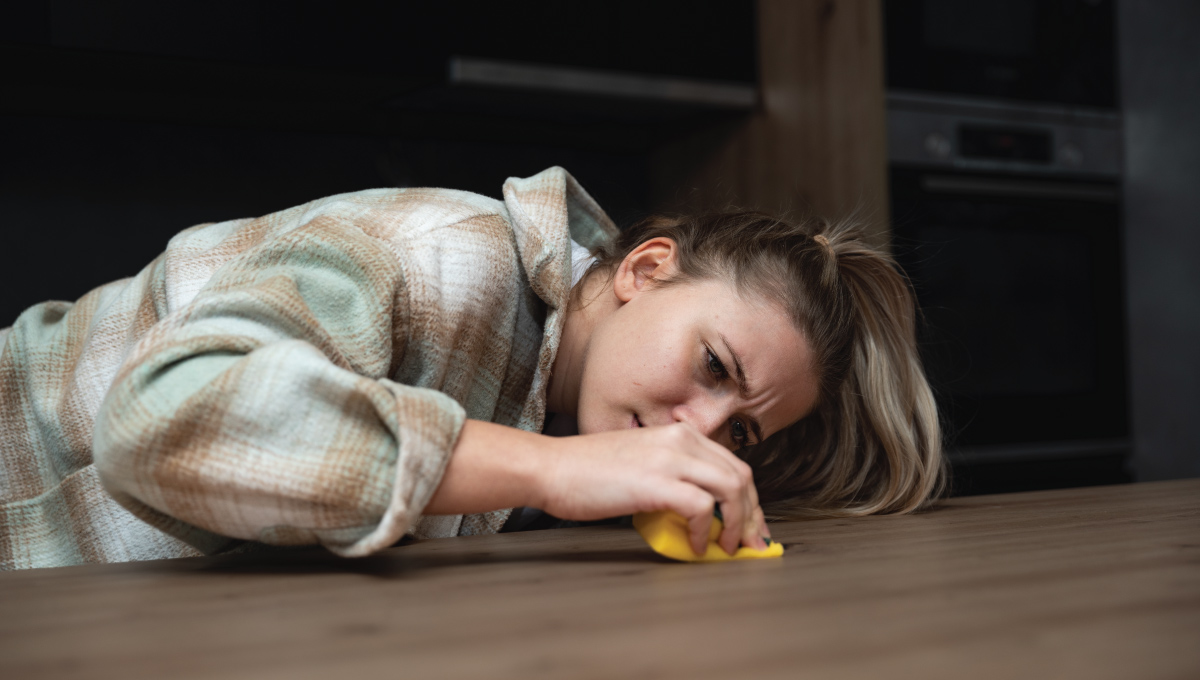 Žena dôkladne čistí nábytok. Zdroj: iStock.com/Srdjanns74