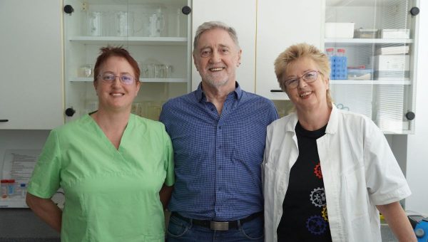 Sprava Dr. Alexandra Zahradníková s manželom a spoluautorom článku Dr. Ivanom Zahradníkom a dcérou Alexandrou Zahradníkovou ml.