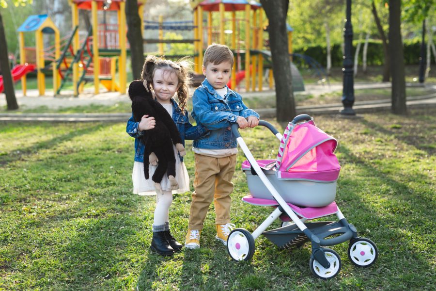 Kočíkovanie neurobí z chlapca dievča. Zdroj: iStock/Artem Zakharov