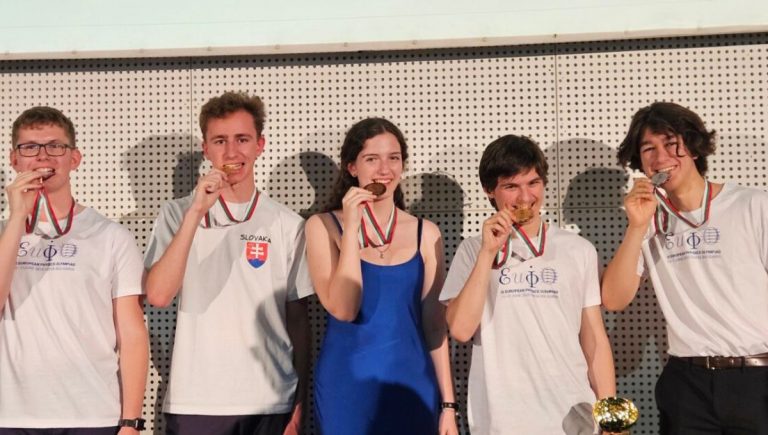 Druhý zľava Marián Kovaľ z Gymnázia, Grösslingová 18, Bratislava, absolútny víťaz 9. ročníka Európskej fyzikálnej olympiády.