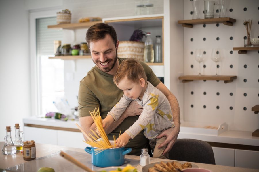 Otec a syn varia cestoviny. Zdroj: iStock/Mladen Zivkovic