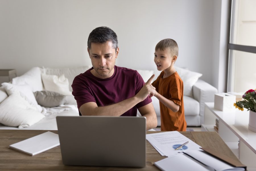 Pracujúci otec. Zdroj: iStock/fizkes