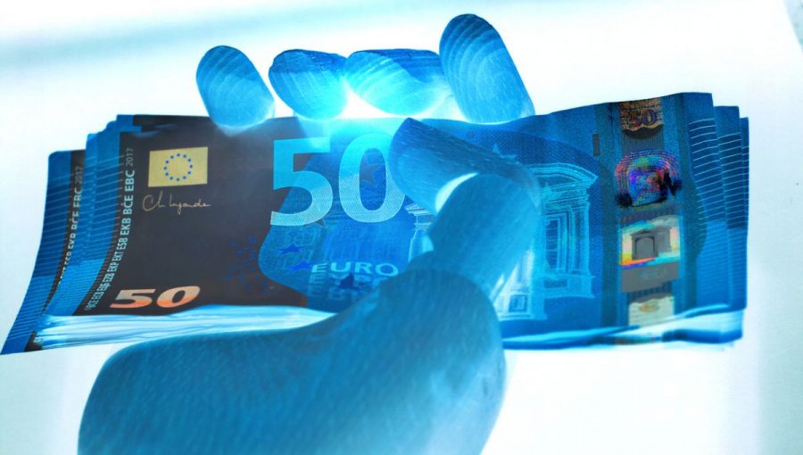 Ruka robota s peniazmi. Zdroj: iStock/Rafmaster