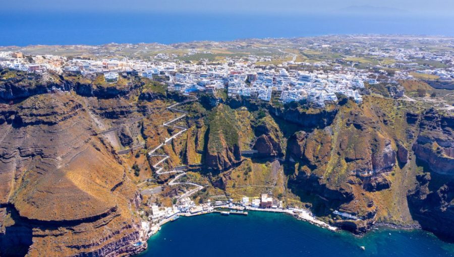 Hlavné mesto gréckeho ostrova Santorini Fira a pohľad na zatopenú kalderu.