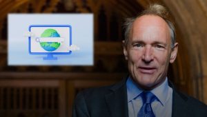 Sir Tim Berners-Lee. Autor Paul Clarke. Licensed under CC BY-SA 4.0 via Wikimedia Commons, Istock/Dalin Ou