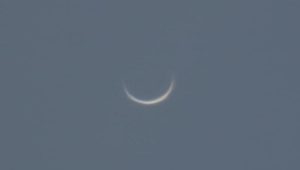 Na obrázku je fotografia Venuše v tvare kosáčika, ktorú koncom marca 2025 urobil pomocou ďalekohľadu Maksutov 15/2250 Martin Benko z Astronomického ústavu SAV, v.v.i. v Tatranskej Lomnici.