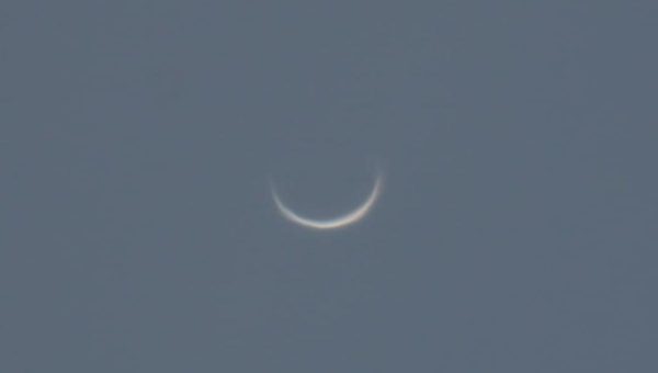 Na obrázku je fotografia Venuše v tvare kosáčika, ktorú koncom marca 2025 urobil pomocou ďalekohľadu Maksutov 15/2250 Martin Benko z Astronomického ústavu SAV, v.v.i. v Tatranskej Lomnici.