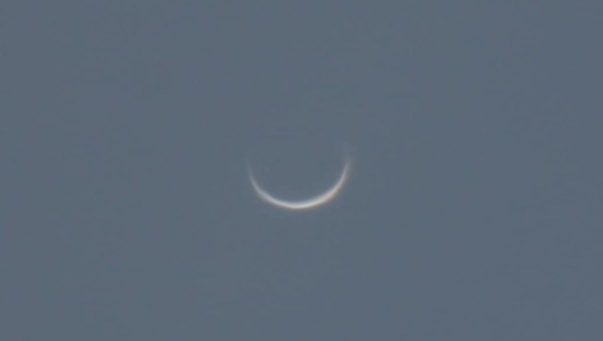 Na obrázku je fotografia Venuše v tvare kosáčika, ktorú koncom marca 2025 urobil pomocou ďalekohľadu Maksutov 15/2250 Martin Benko z Astronomického ústavu SAV, v.v.i. v Tatranskej Lomnici.