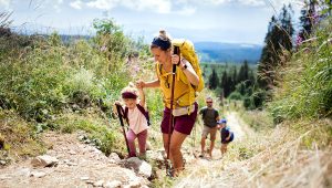 Rodina na turisitike vo Vysokých Tatrách. Zdroj: iStock.com/Halfpoint