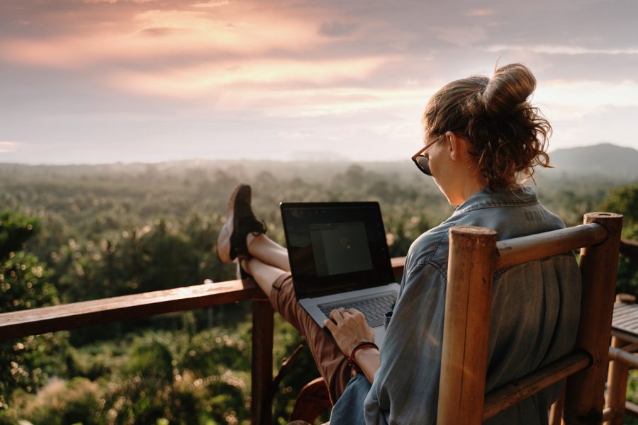 Život s internetom je jednoduchší. Zdroj: iStock/Olezzo
