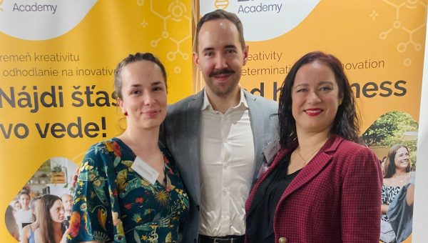 Zľava Mgr. Simona Papežíková, PhD., Mgr. Denis Bede, PhD. a Mgr. Marta Karchňáková. Zdroj Lifbee Academy