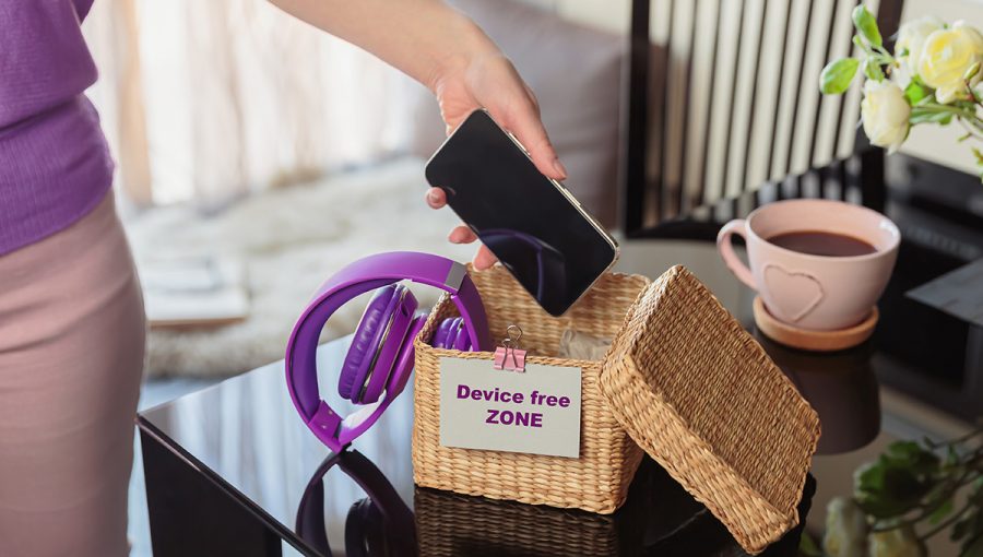 Žena odkladá mobil do košíka. Zdroj: iStock.com/Svittlana