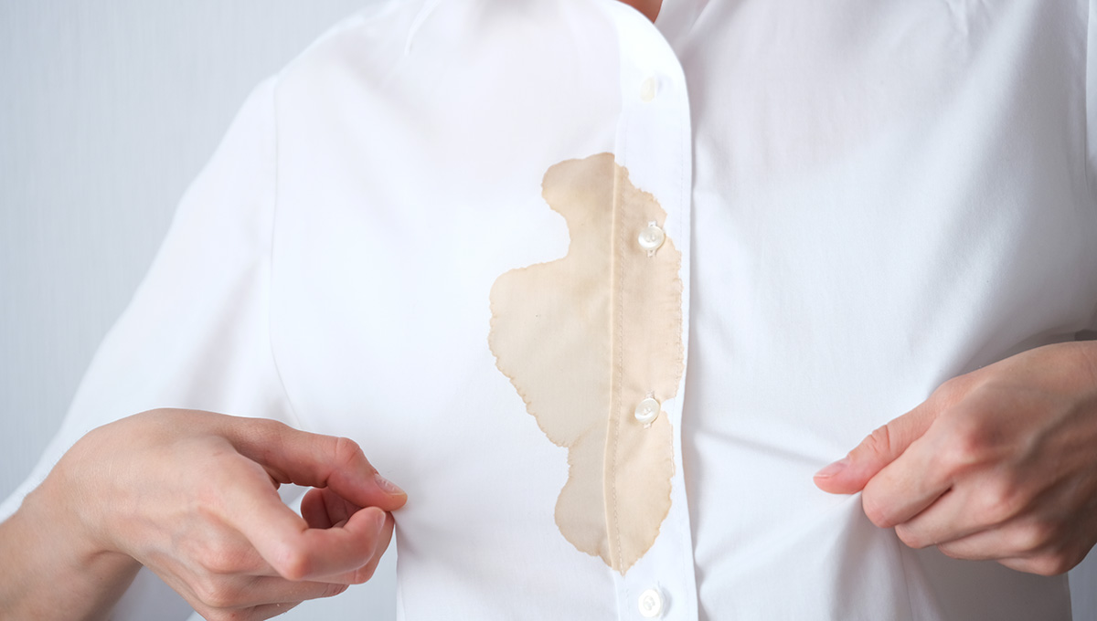 Škvrna od kávy na bielej košeli. Zdroj: iStock.com/Halyna Romaniv